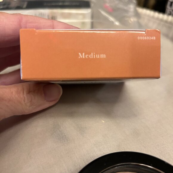 Laura Geller Baked Balance-N-Glow Illuminating Foundation Correcting MEDIUM NEW - Picture 3 of 3